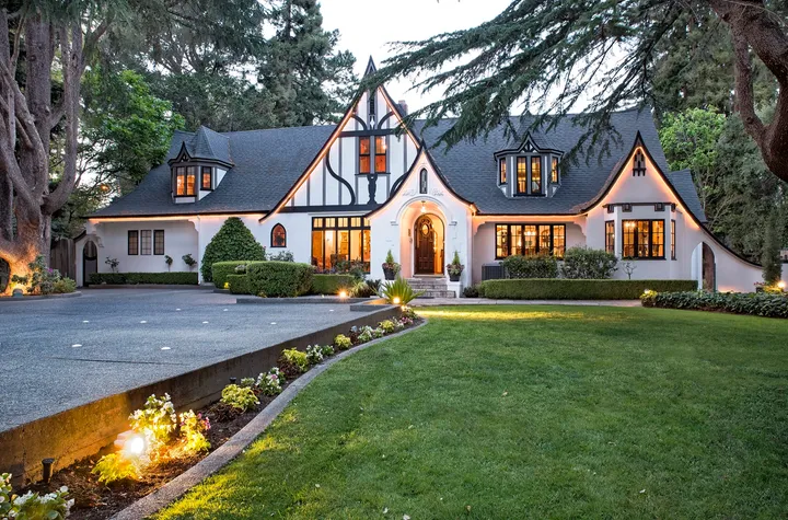 The exterior of Candlelight Inn in Napa Valley, California