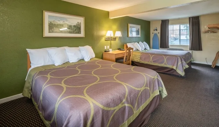 A twin queen guest room at the Rose Garden Inn in San Jose, California